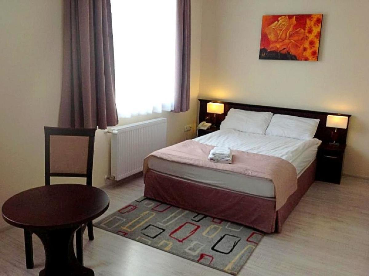 Hotel Feniks Hnězdno Exteriér fotografie